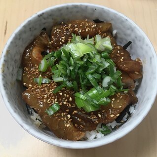 おうちで旅行に行った気分に！ピリ辛べっこう丼